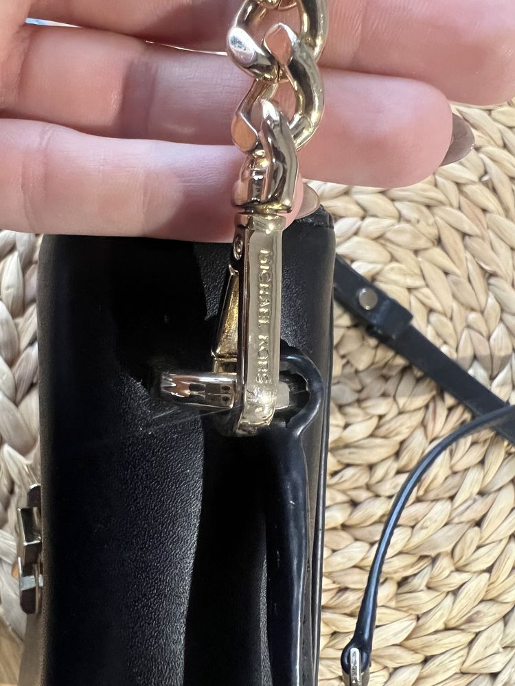 MK Michael Kors czarna torebka na złotym łańcuszku