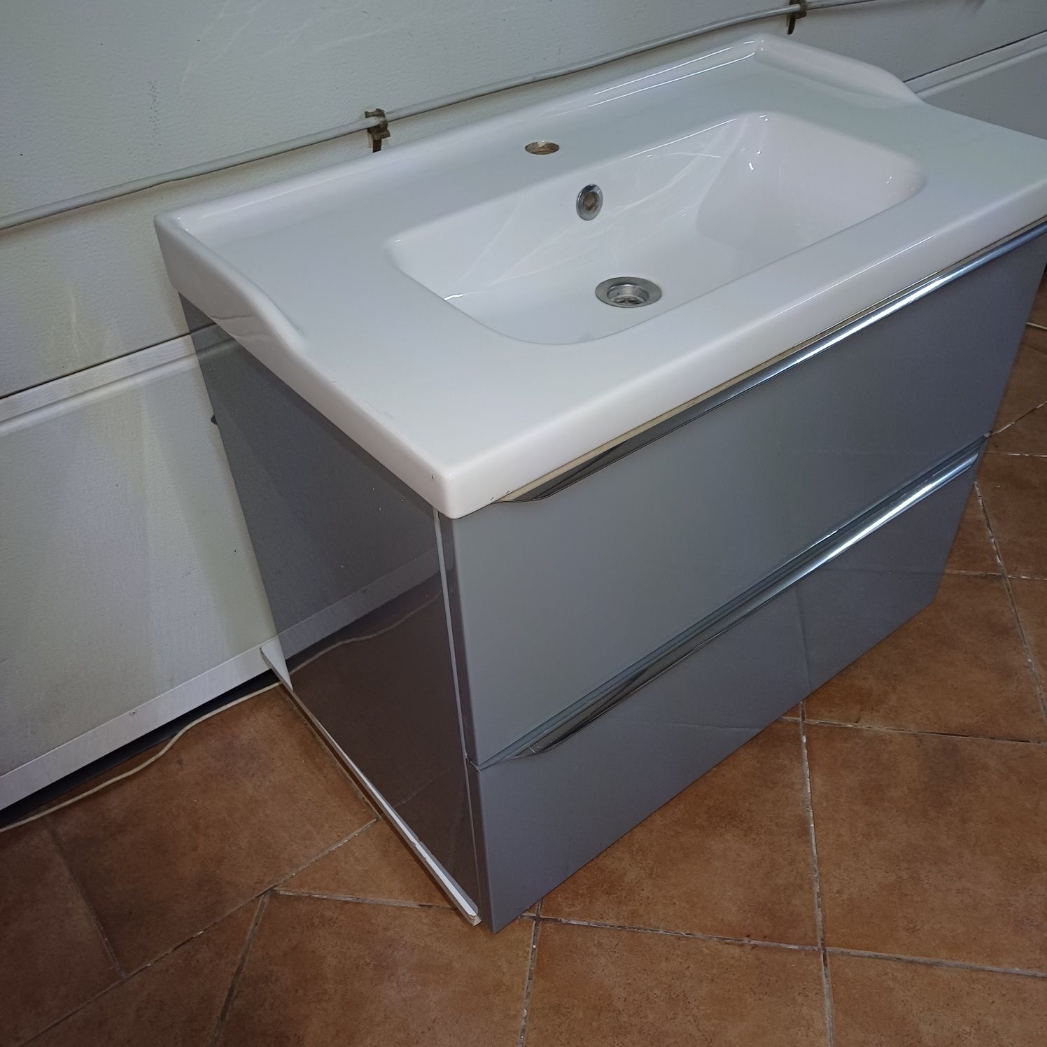 Szafka wisząca łazienkowa z umywalką 80cm