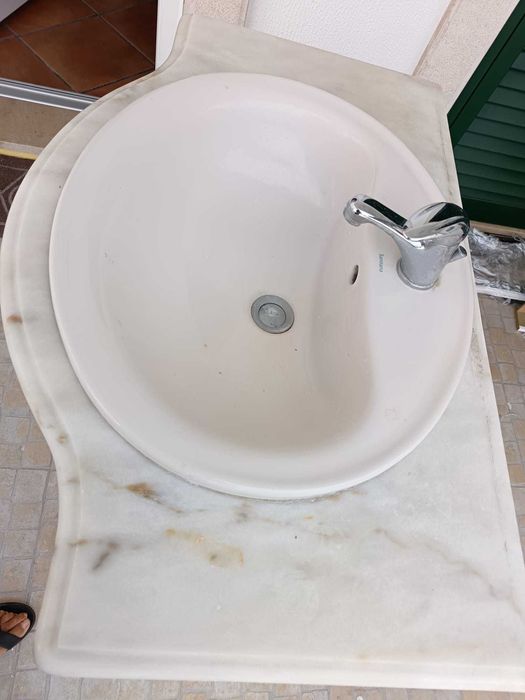 Móvel de wc com espelho e torneira Sanitana. Usado.