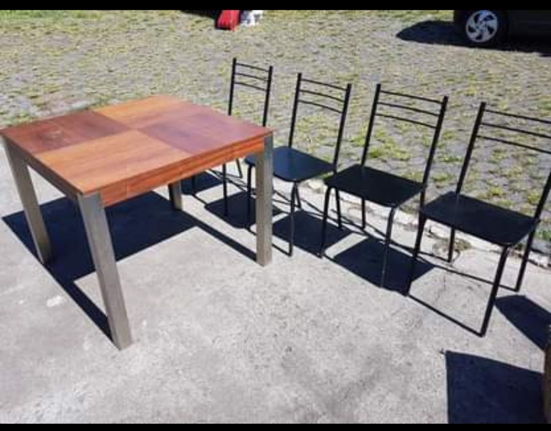 Conjunto Aparador + Mesa quadrada com 4 cadeiras