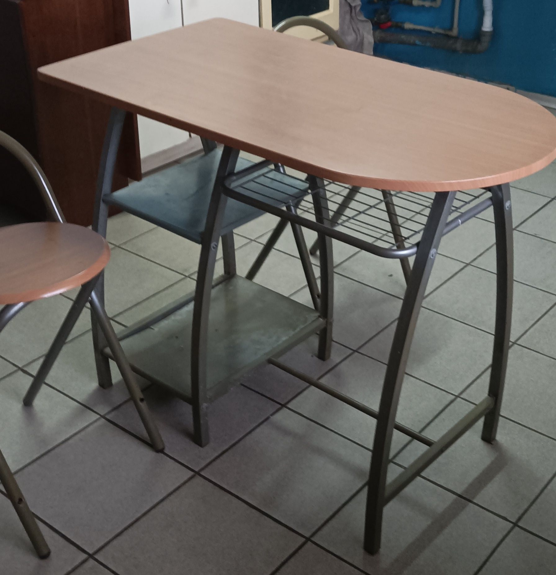 Барний стіл зі стільцями