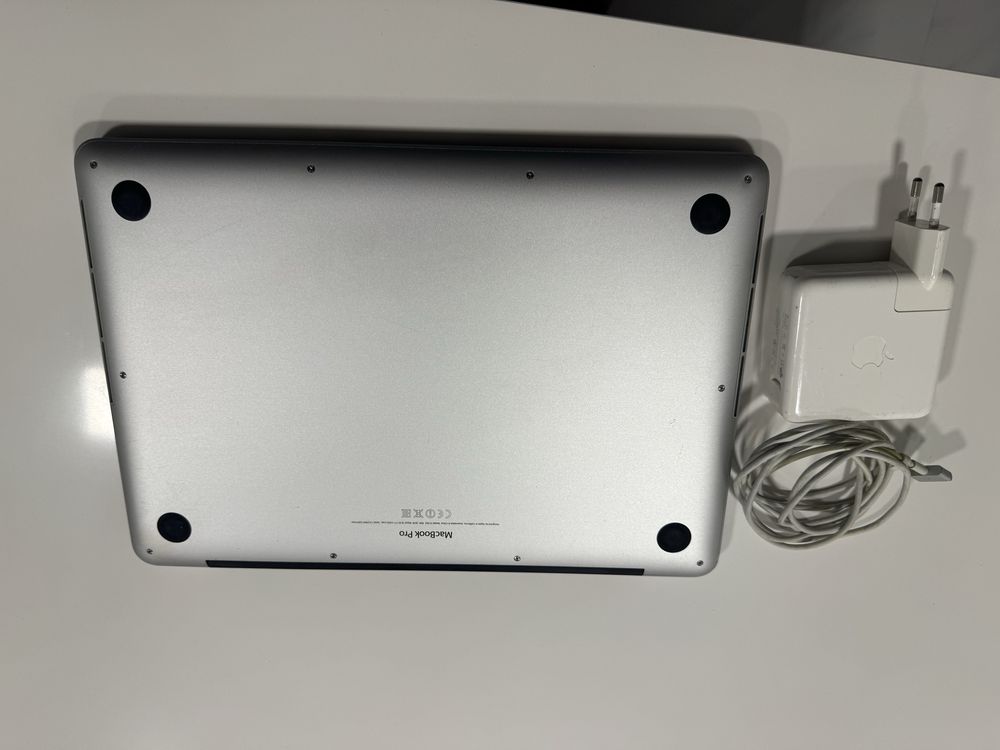 MackBook Pro 13.3 I7 ( 8gb/256gb)