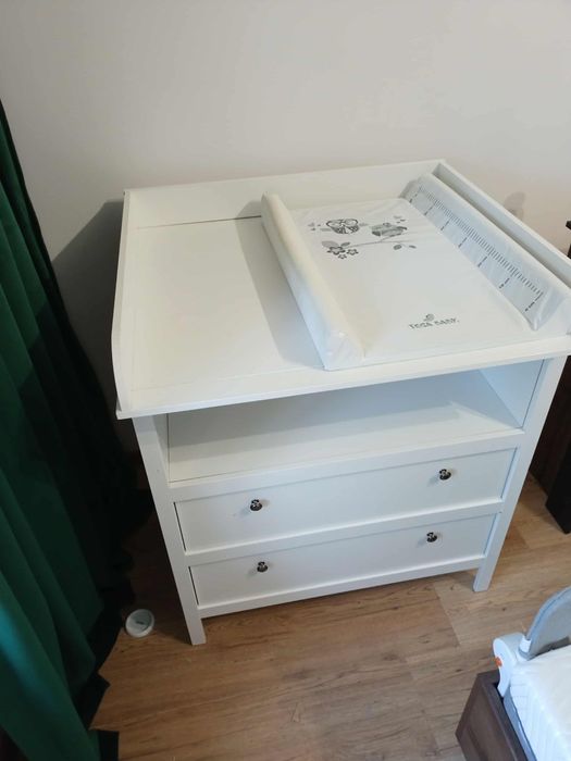 Komoda z przewijaniem biała szuflady