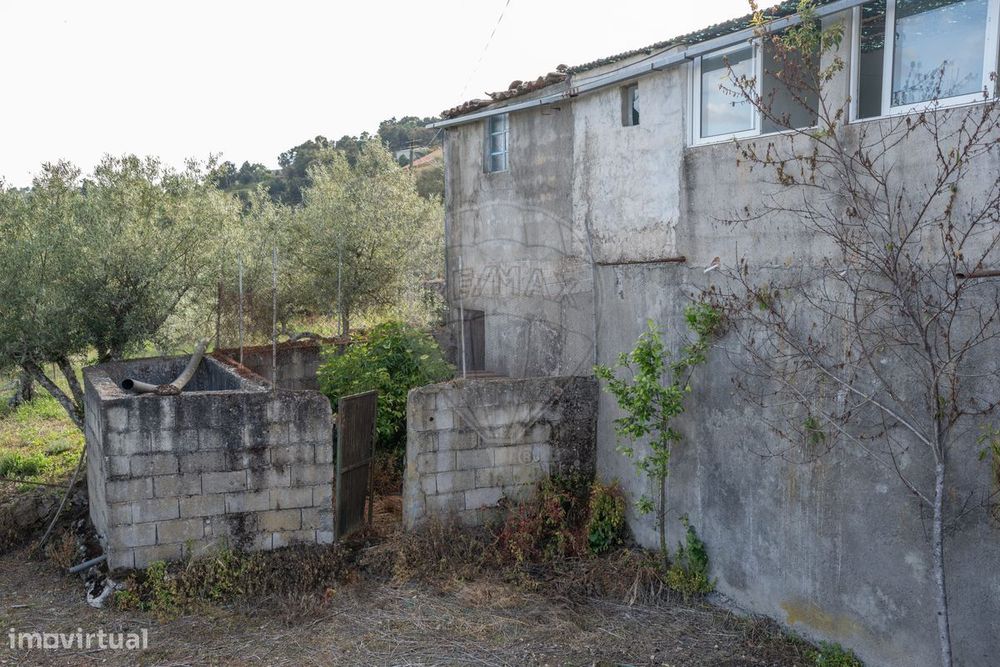 Moradia T3 para restauro em Mourão, Vila Flor!