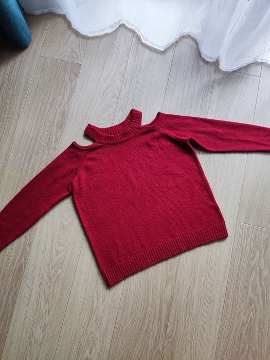Czerwony sweter swetr z odkrytymi ramionami mohito