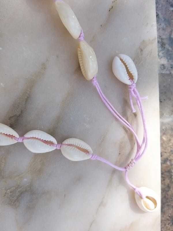Colar conchas com fio rosa ajustável