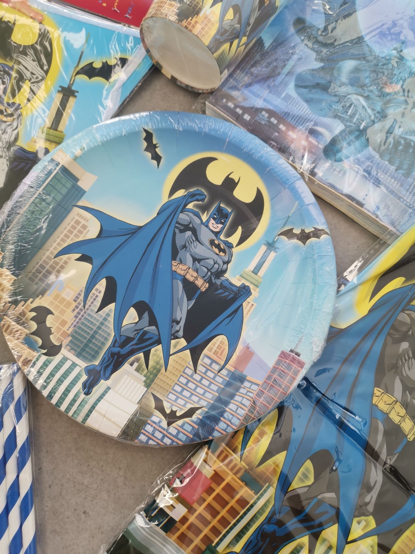 Talerzyki papierowe, kubeczki plastikowe, słomki urodzinowe Batman