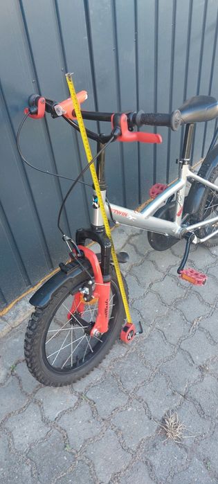Rower dziecięcy BTWIN 16 cali z kółkami bocznymi i drążkiem do nauki