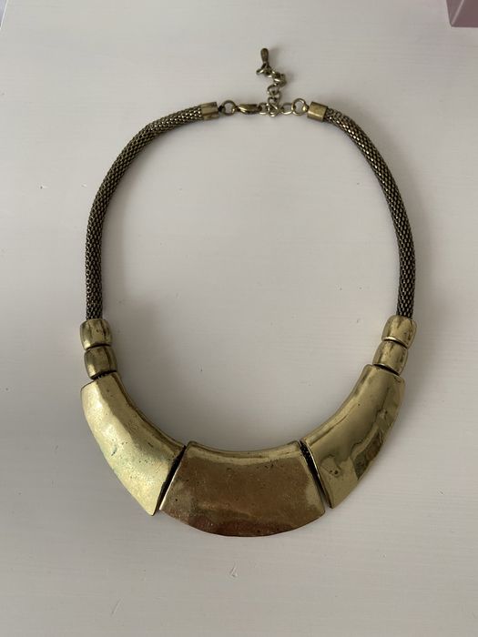 Colar pequeno dourado