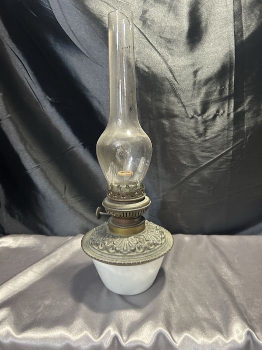 Lampa Naftowa z Białym Ceramicznym Zbiornikiem