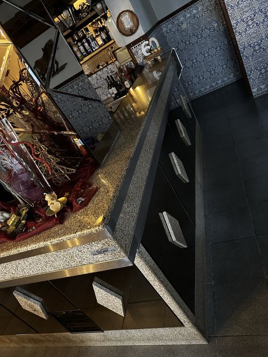 Balcao de cafe com estantes e maquinas incluidas