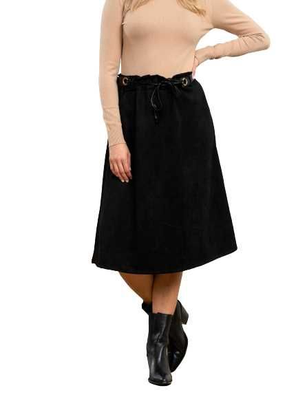 Zamszowa spódnica o trapezowym kroju z paskiem i kieszeniami czarna