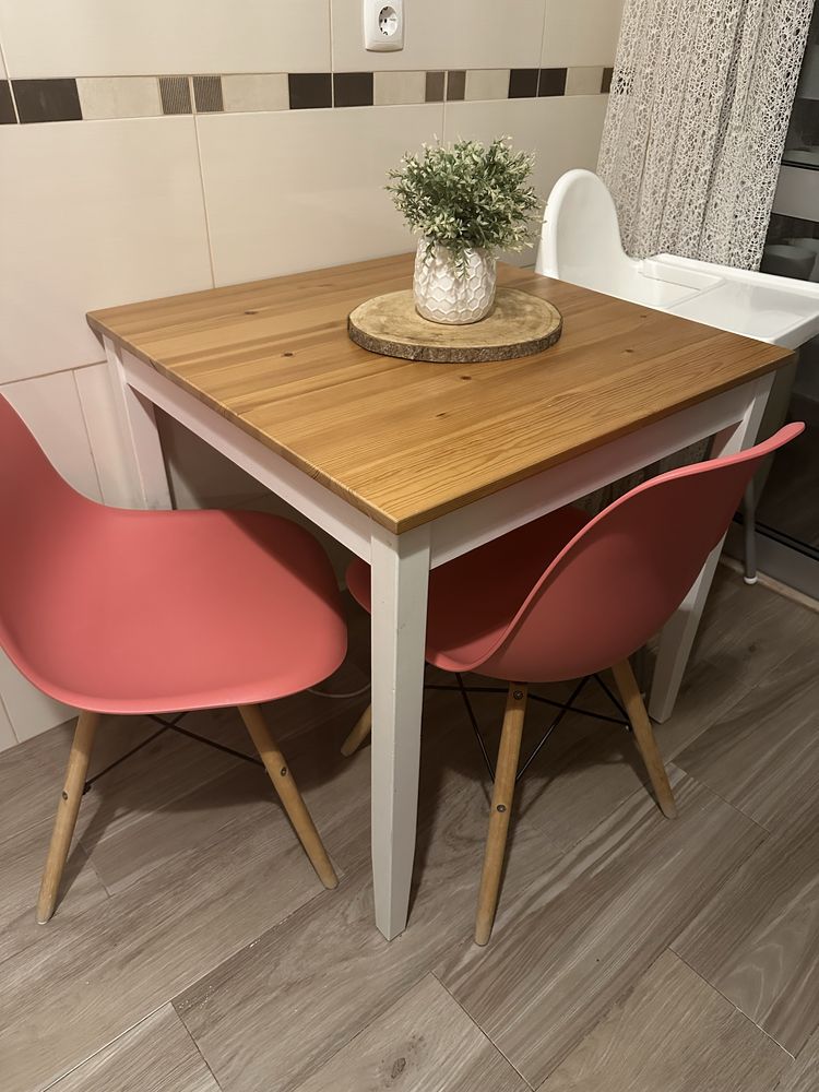 Conjunto mesa e cadeira