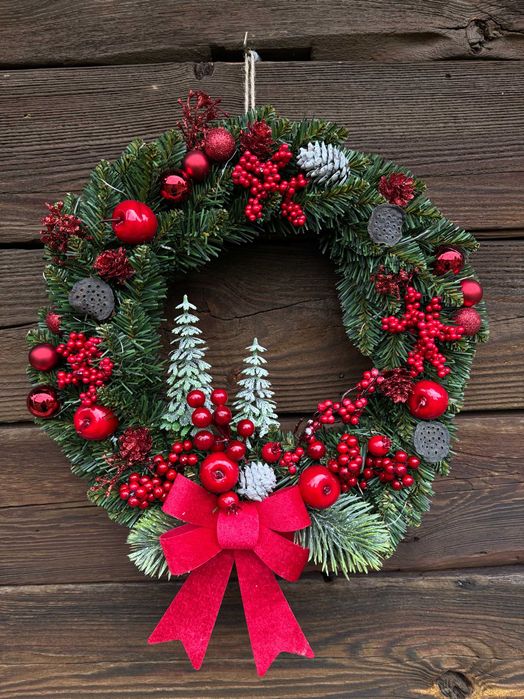 Świąteczny wianek ozdobny ze światełkami zielono czerwony choinki