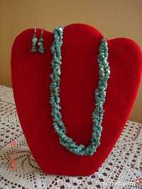 Biżuteria z turkusowych kamieni : naszyjnik oraz kolczyki.