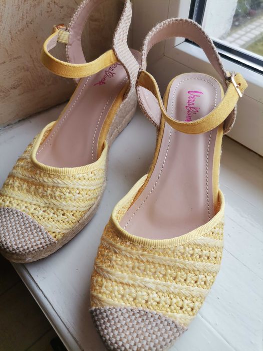 Buty letnie na koturnie