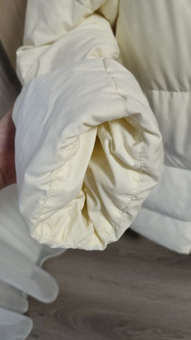 Продам молочний пуховик жіночий