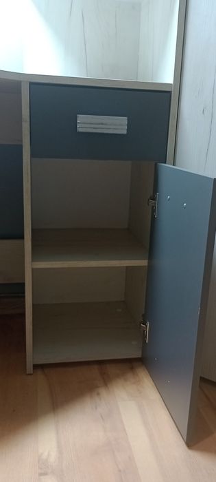 Łóżko piętrowe z biurkiem i narożną szafą