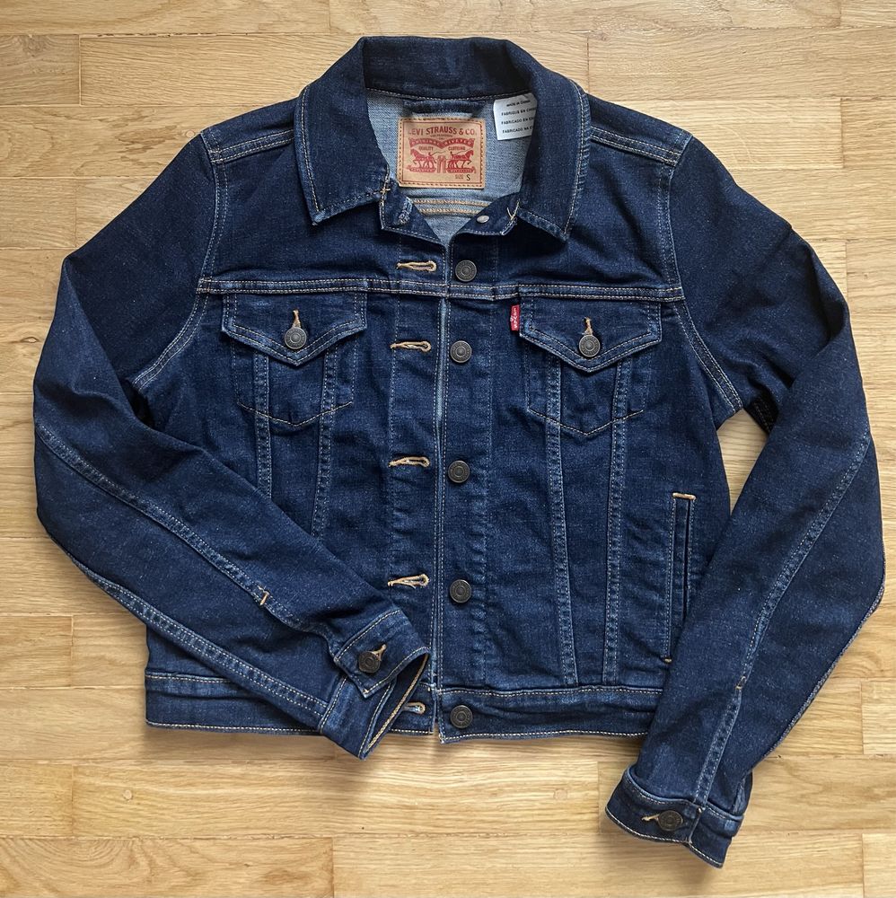 Жіноча джинсова куртка levis розмір S