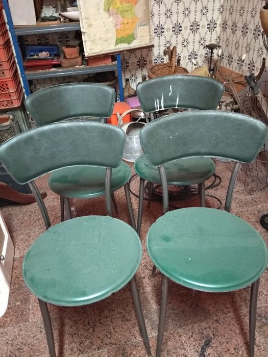 Cadeiras antigas várias