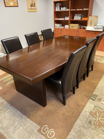 Stół konferencyjny z krzeslami