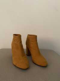 Botins/Botas - Cor amarela torrado