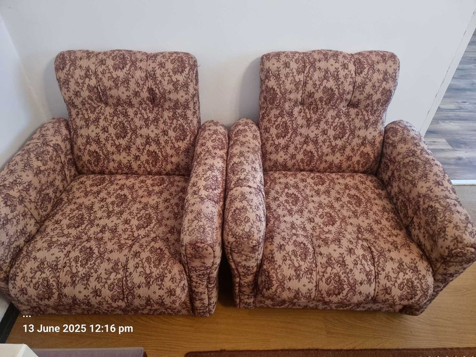 2 fotele plus 2 pufy