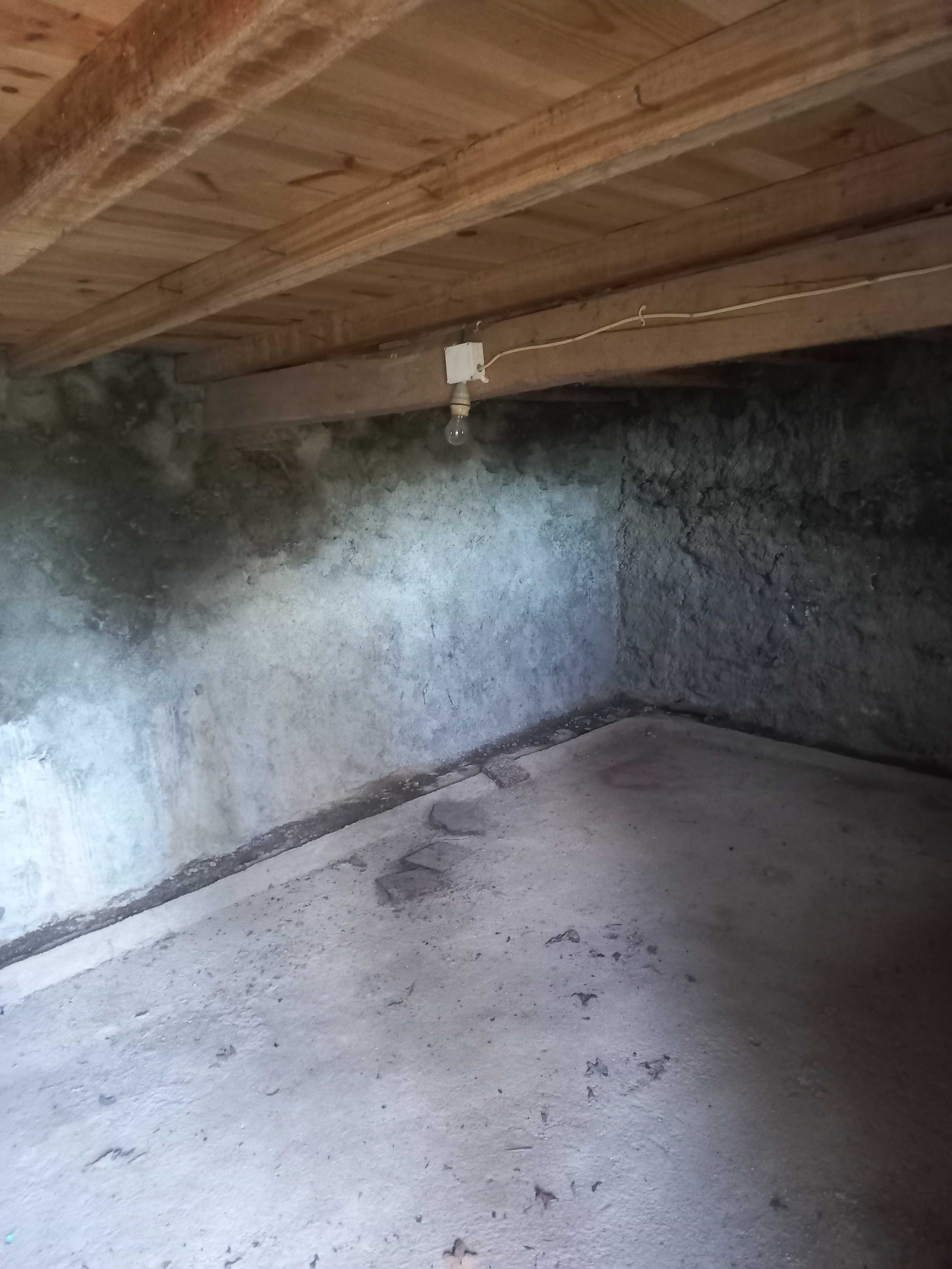 Moradia para recuperar no centro da aldeia de Portas do Souto