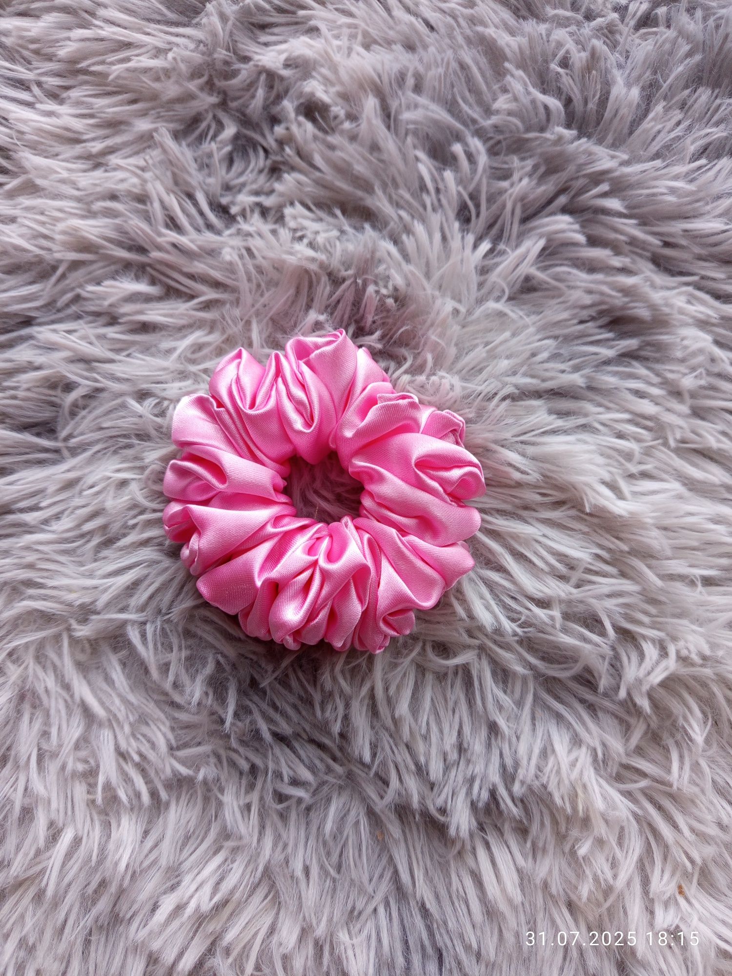 Satynowa gumka do włosów scrunchie
