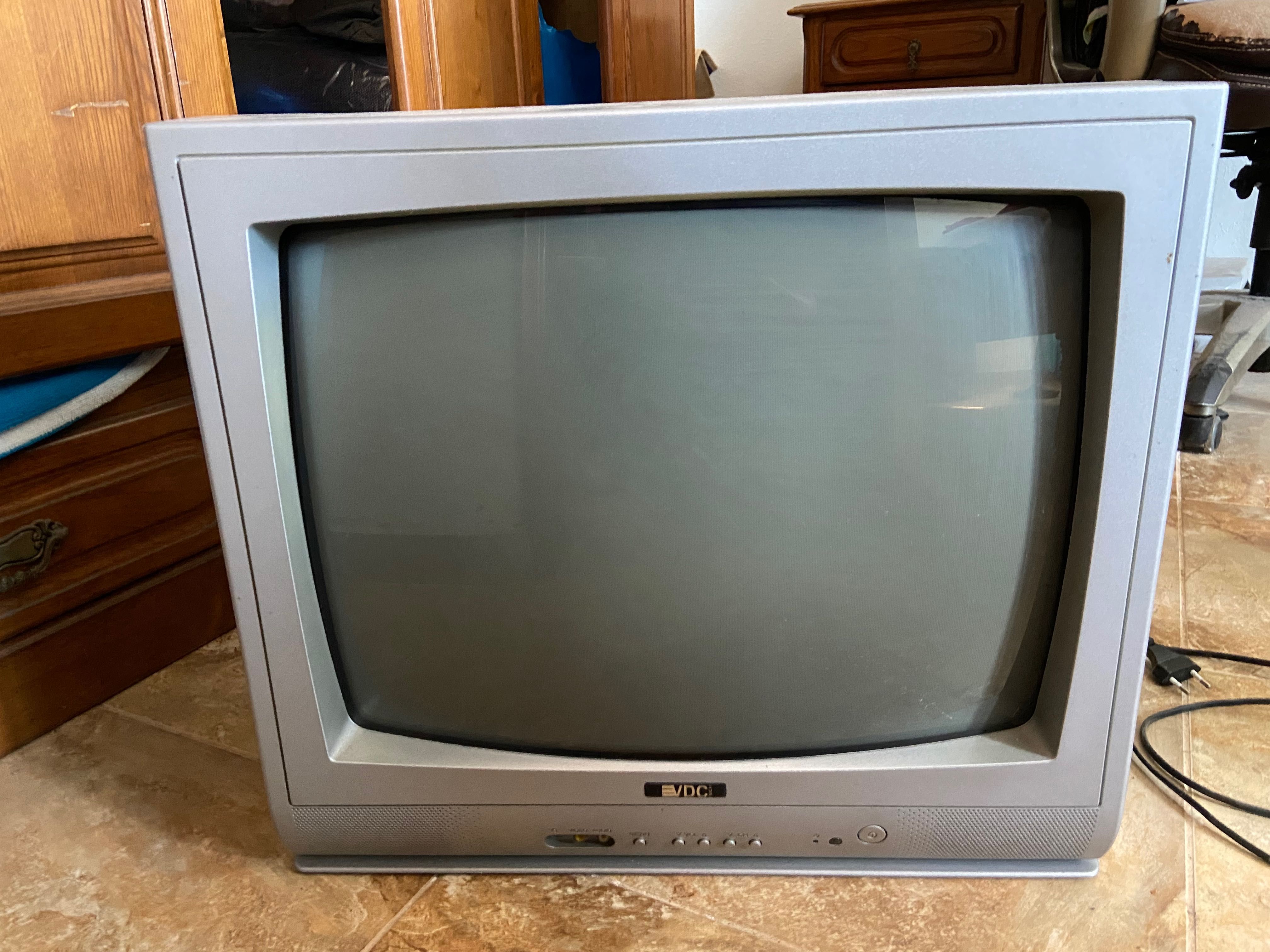 Vendo televisão antiga a funcionar