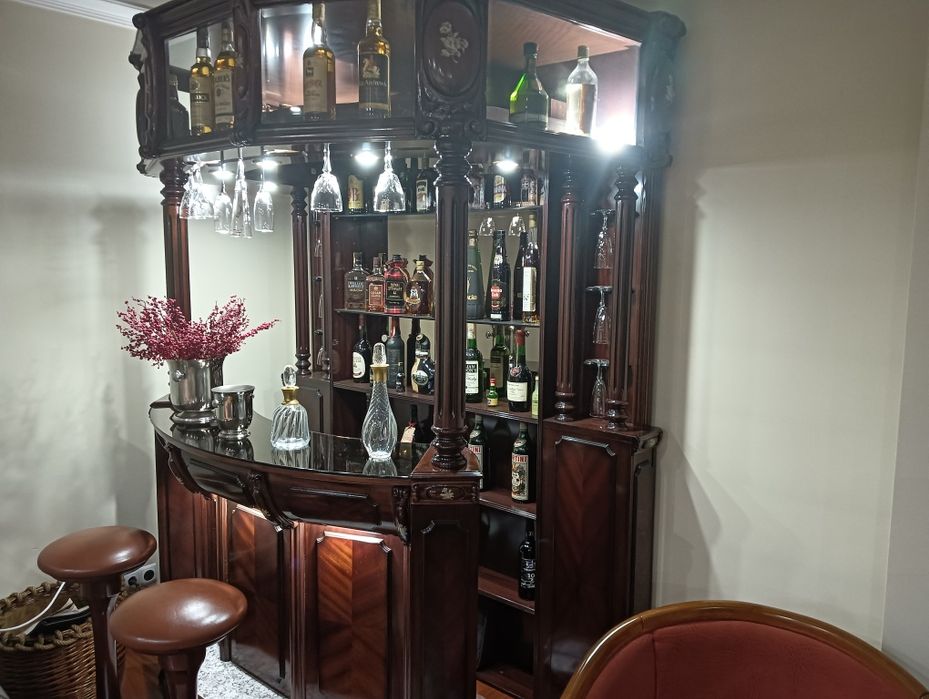 Móvel bar em cerejeira com 2 bancos  prateleiras cima por baixo em  fr