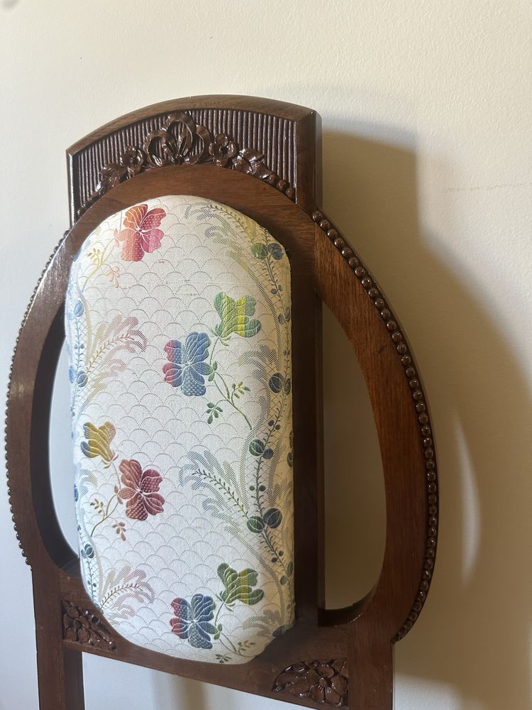 3 Cadeiras “arte nova” com estofo em seda (flores)