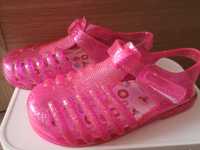 Nowe sandały dla dziewczynki