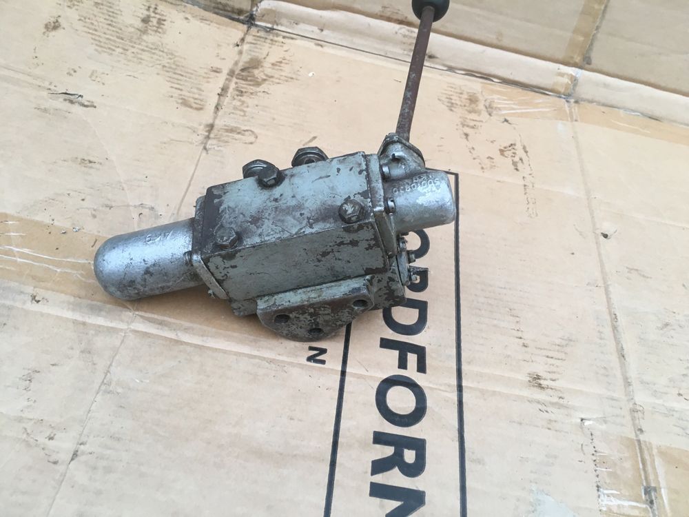 Rozdzielacz hydrauliczny na błotnik Ursus c 328,c 330