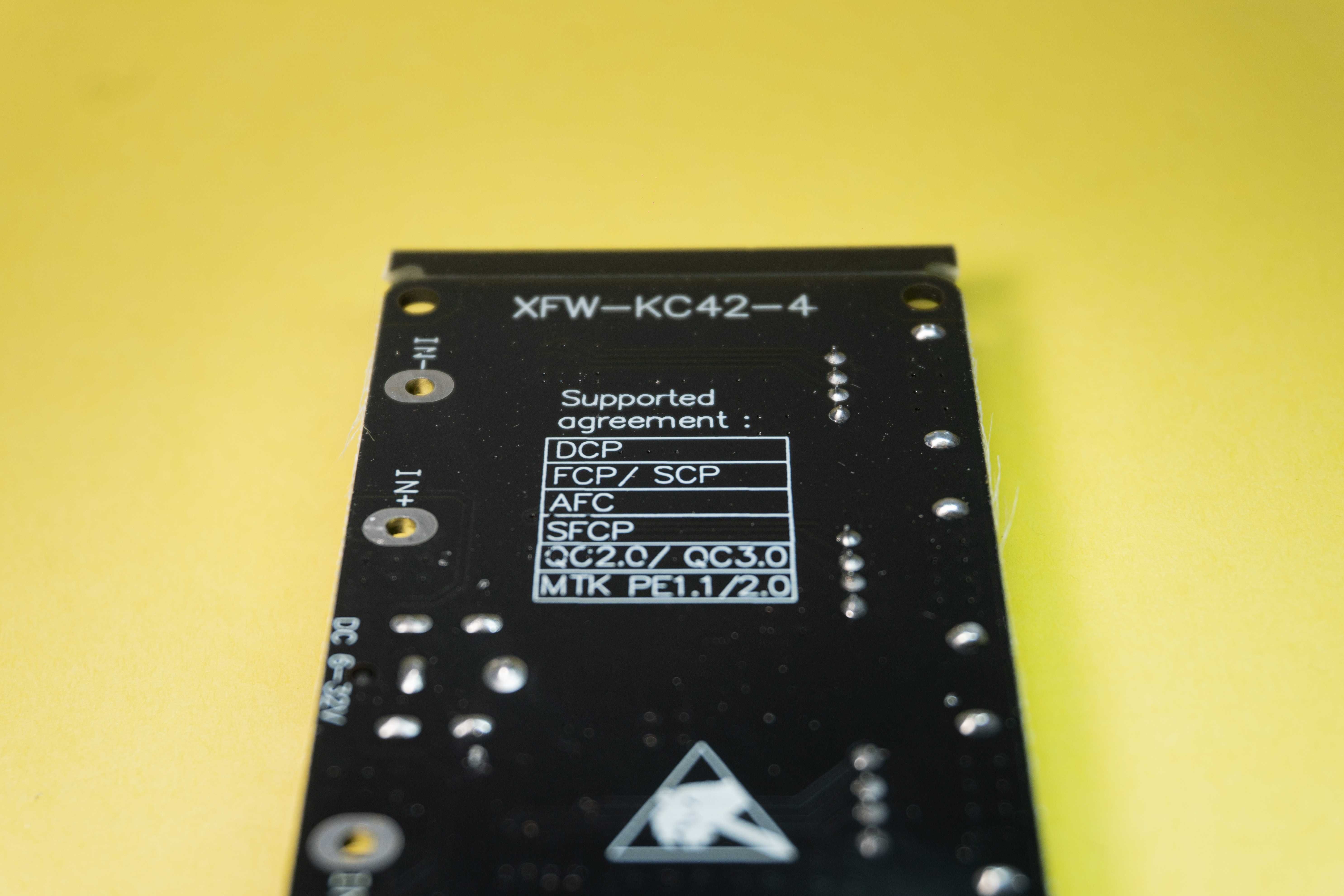Плата зарядки XFW-KC42-4 DC 6-32V на 5V QC3.0