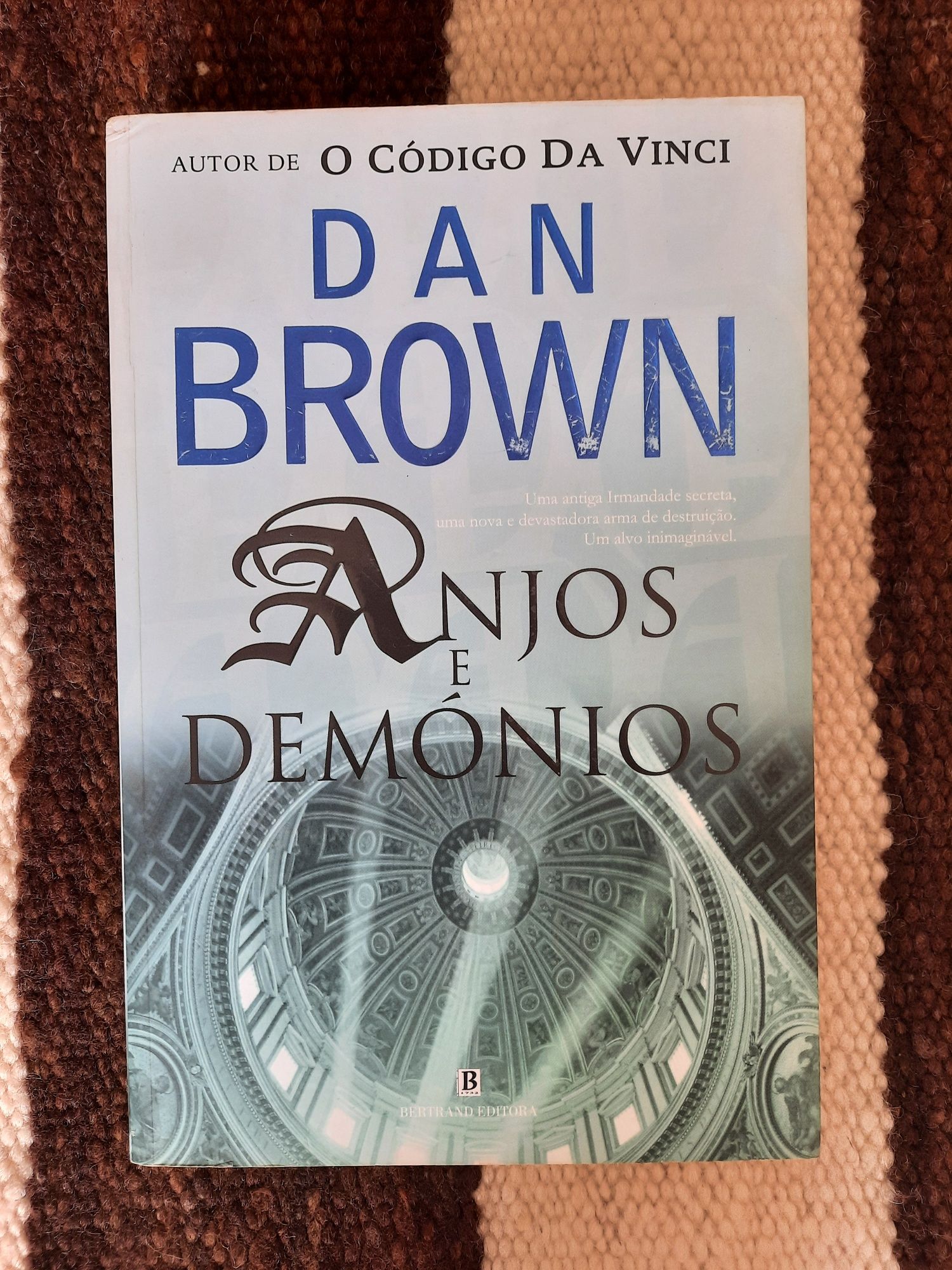 Livro "Anjos e Demónios", de Dan Brown