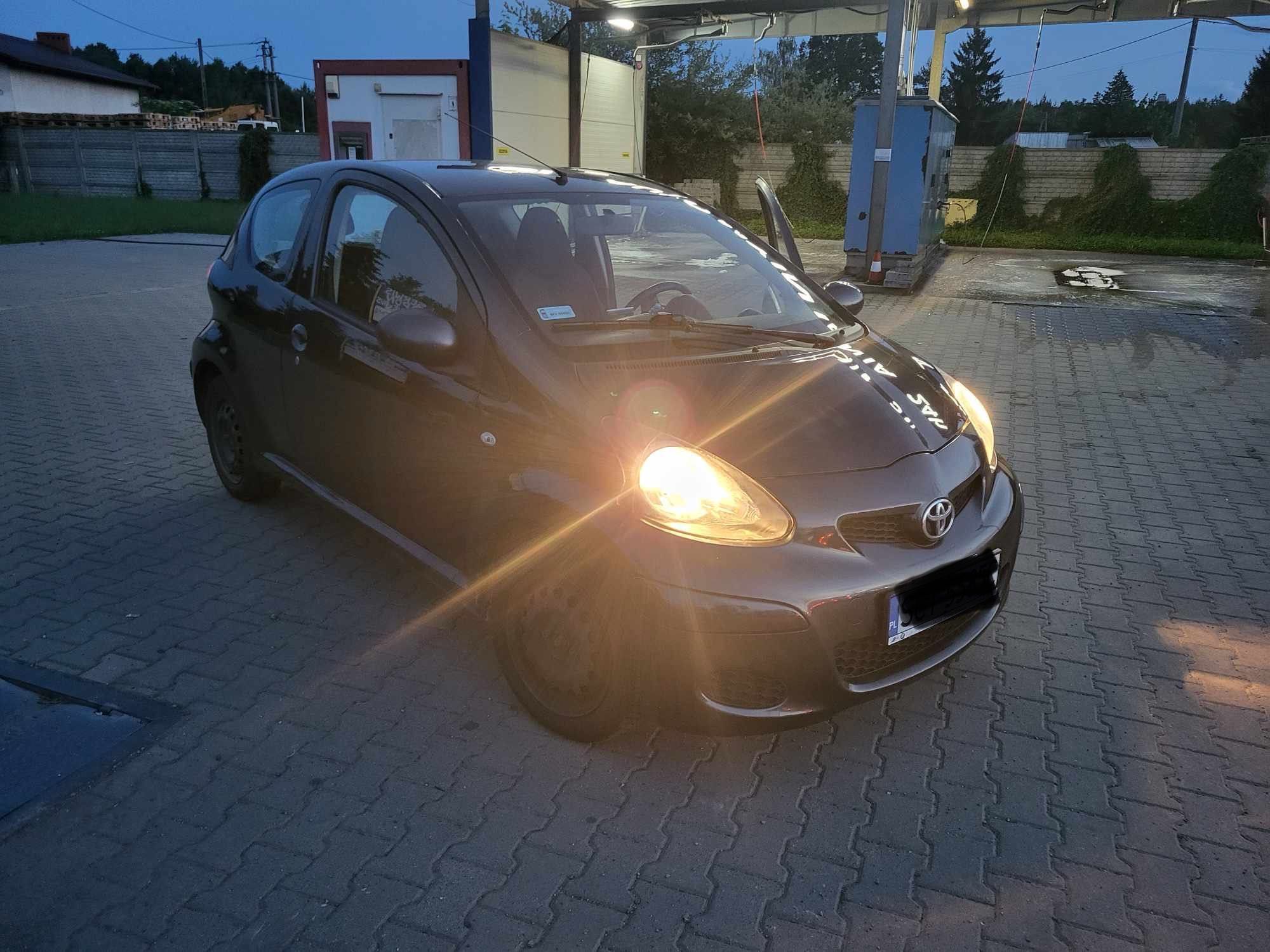 Toyota Aygo 1.0 2011 r. 87 tys. przebieg, 3-drzwiowe, klima
