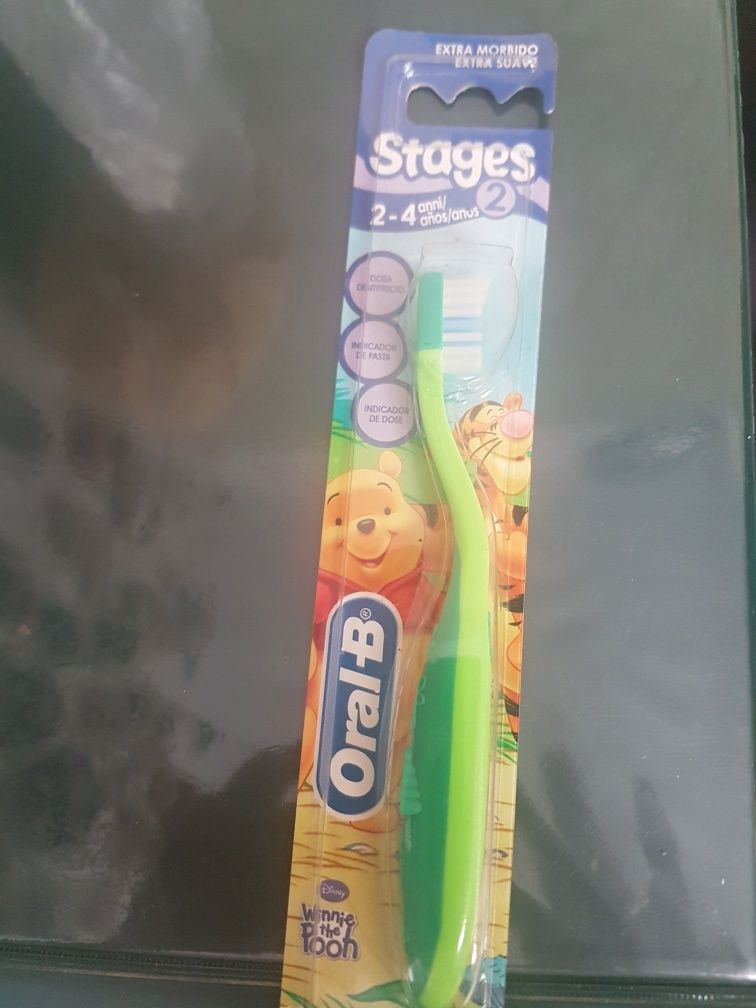 Escova de dentes para criança (2-4anos).