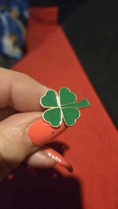 Przypinka koniczynka.