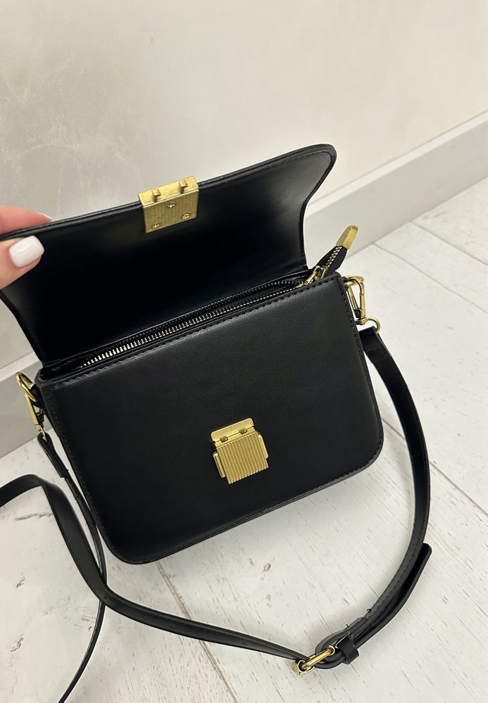Чорна жіноча сумка з золотом квадратна