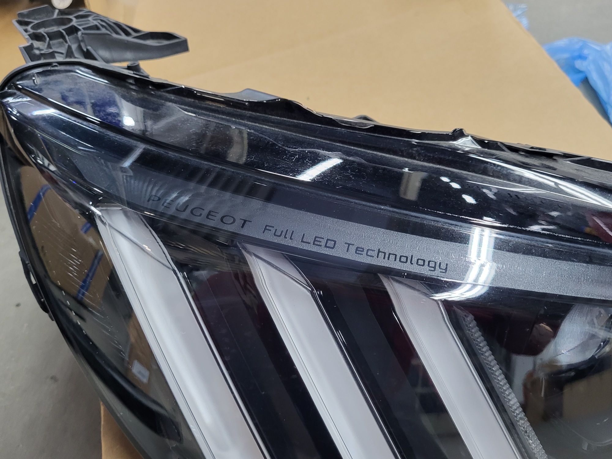 Peugeot 208 II 2020r GT Line lampa prawa przód OEM Full led eu