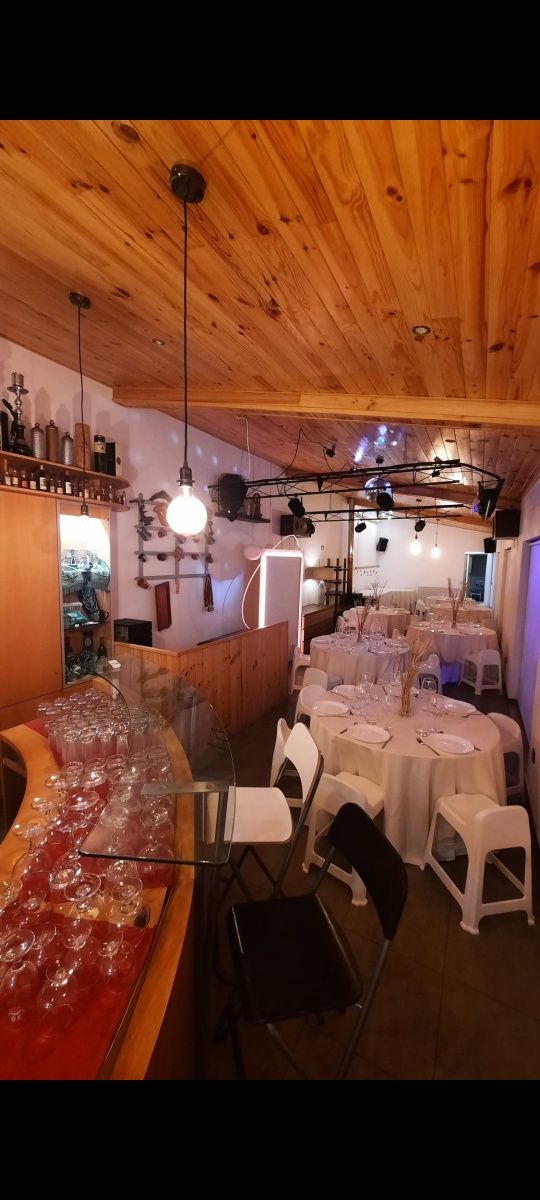 Espaço para festas ou eventos, aluguer de mesas, painel LED