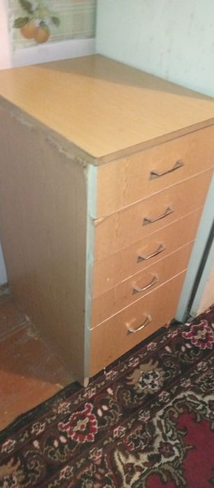 Тумбочка з двома пепсі