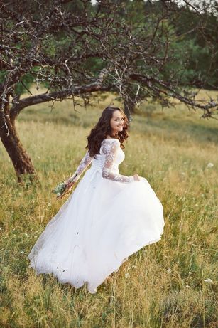 Весільна сукня з довгим мереживним рукавом