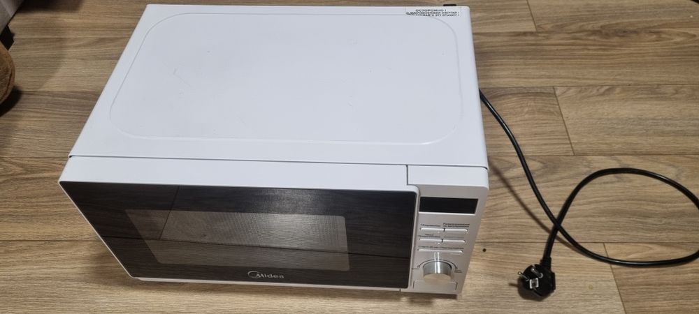 Микрохвильова піч Midea AM720C4E-W