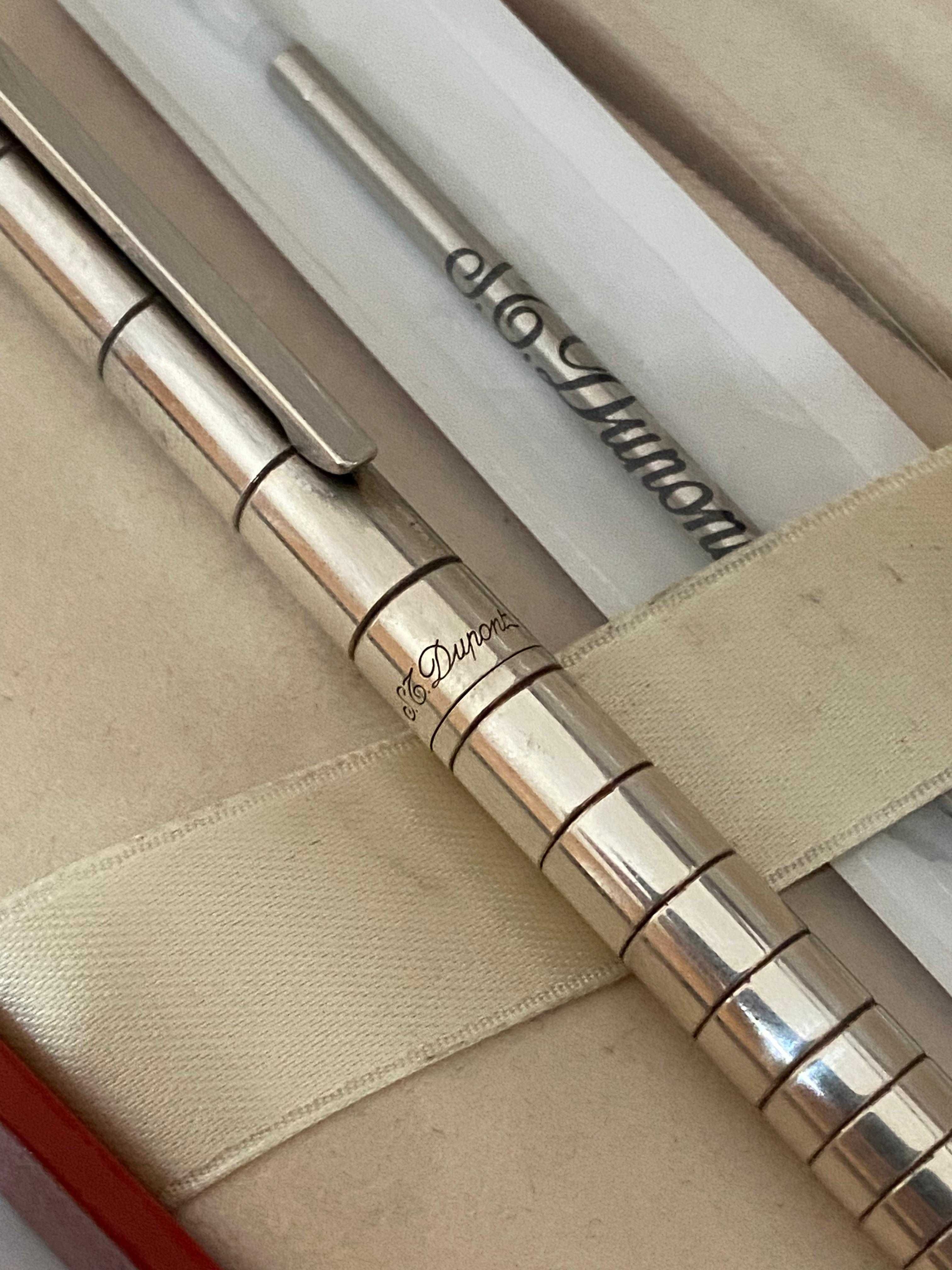 Caneta ST Dupont Esferográfica Banhada a Prata Com Caixa