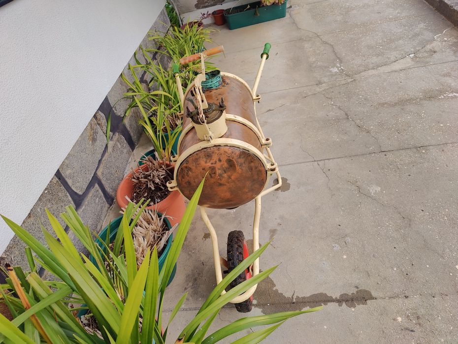 Pulverizador Antigo com Rodas – Raro / Decorativo / Colecionismo

Vend