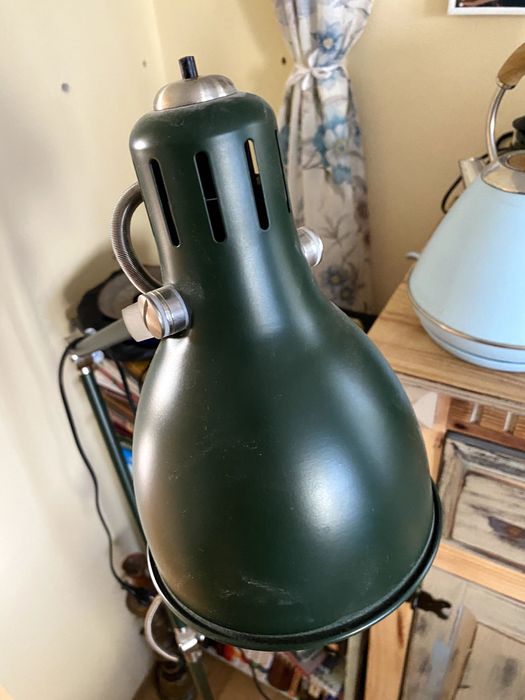 Lampa stojąca w stylu retro.