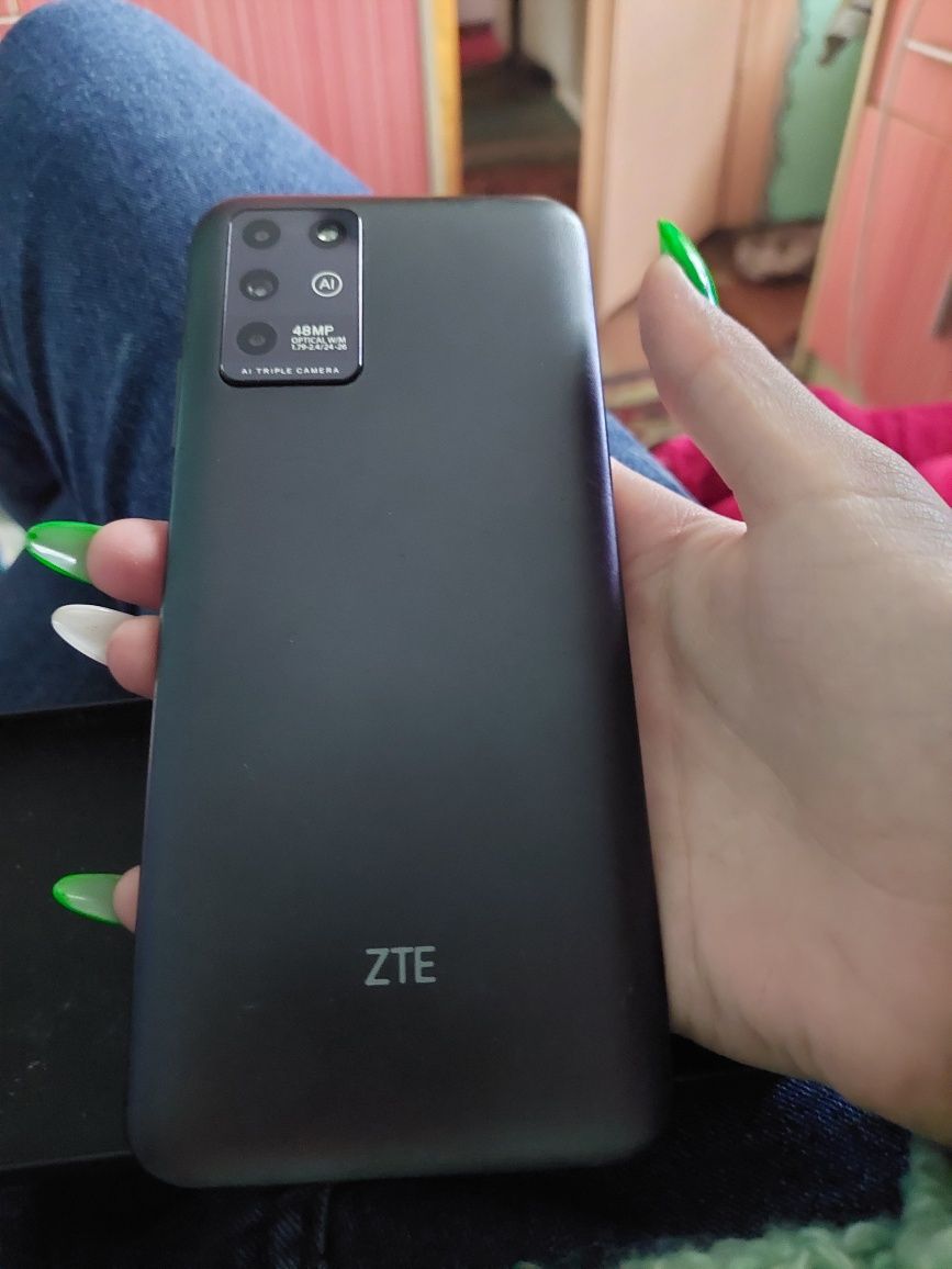 Продам телефон ZTE8030