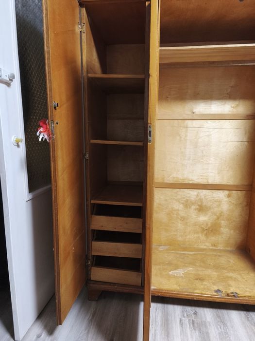 Віддам безкоштовно стару шафу. Самовивіз.